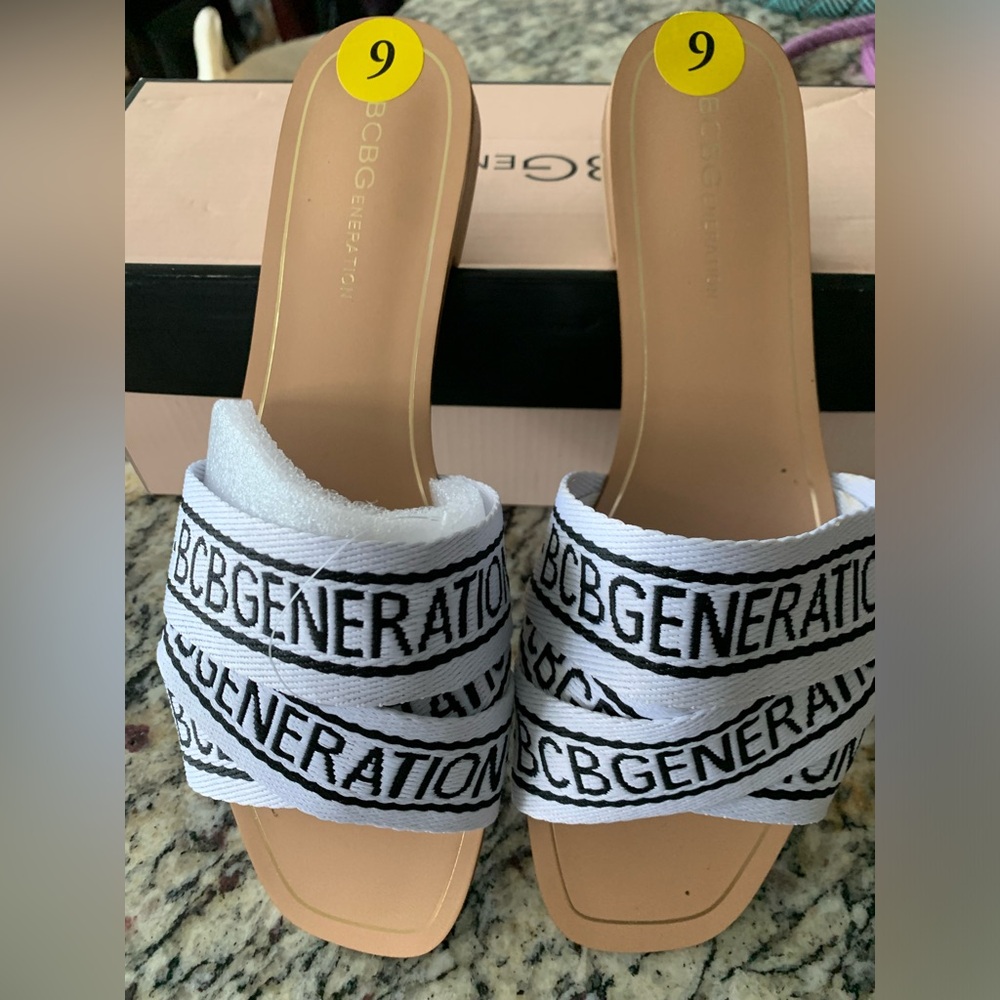 BCBGeneration Women's NIB BCBG
KRISTA White & Black Logo Slip-on Flats Sandals